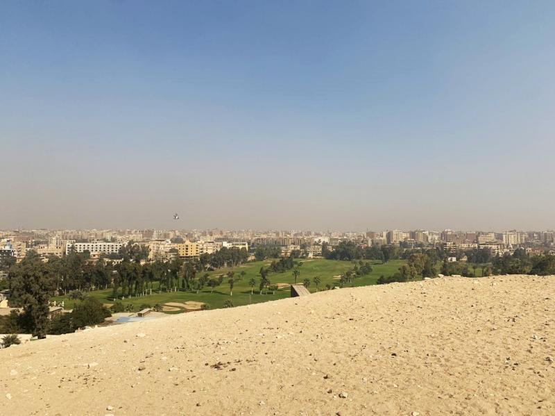 ピラミッドはカイロの市街を抜けてすぐのところに位置し、エントランス前からは街並みが見えます