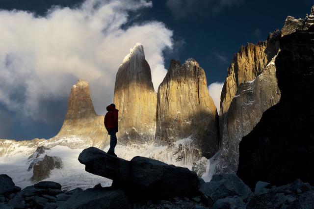 ●トーレス・デル・パイネ国立公園 Parque Nacional Torres del Paineパイネ国立公園とも呼ばれています。トーレス・デル・パイネは日本語で「３本の塔」の意味。国立公園内にそびえる2,800ｍ級の３本の険しい岩峰のことを指して、そう呼ばれるようになりました。プエルト・ナタレスの小さな港町からの日帰り観光ツアーがおすすめです。トレッキングをもっとじっくり楽しみたい方には、夏季のみ山小屋に宿泊しつつトレッキングを楽しめるツアーもあります。絶対に見てほしいのがトレス・デル・パイネの朝日と夕焼け。太陽に照らされていつもの無機質で荘厳なトレス・デル・パイネとは打って変わって、私たちを包み込んでくれるかのようなあたたかい一面を魅せてくれます。こちらの国立公園はロス・グラシアレス国立公園と隣接しており、トレス・デル・パイネの麓には氷河を望むことも可能です。