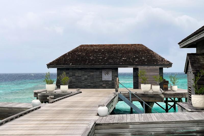 シャンパンパビリオンは、オールインクルーシブには含まれておらず、追加料金がかかりますが、ぜひ訪れていただきたいスポットです。特におすすめの時間帯は夕方。サンセットの時間に訪れると、オレンジ色のグラデーションに染まる空と海、そして沈む太陽を眺めながら、ロマンティックなひとときをお過ごしいただけます。