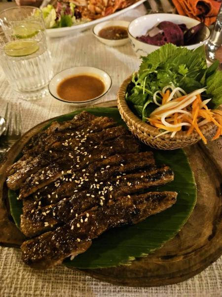 1日目の夜の夕食も「ダイニング バイ ザ ベイ」でいただきましたが、ボリューム満点でとても美味しいお肉、エビでした。朝食をゆっくりたっぷり食べた日は、「ダイニング バイ ザ プール」で、遅いランチ（午後4時半まで）もおすすめです。ダイニング バイ ザ プールのランチメニューはイタリアンが多いようで、とても美味しいピザマルゲリータと地中海風サラダでした！アイスクリームは毎日11時から夕方16時まで無料で食べられます。コーンかカップかも選べて食べ放題。滞在中にバニラとチョコレート、ヨーグルトとレッドビーンズをいただきました。どれもとても美味しかったです！