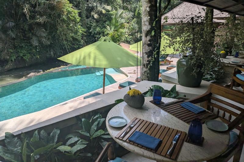 地中海風料理を味わえるリバーサイドはメインプールの側にあり、渓谷を眺めながらお食事を楽しめる場所となっています。魚や海老、ホタテなど魚介をふんだんに使ったシーフード料理や窯焼きのピザなどもお楽しみいただけます。