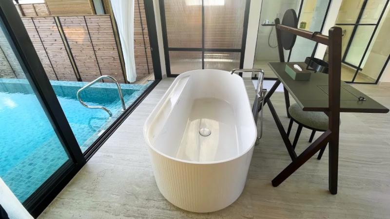 こちらのお部屋にも海の見えるバスタブがあります