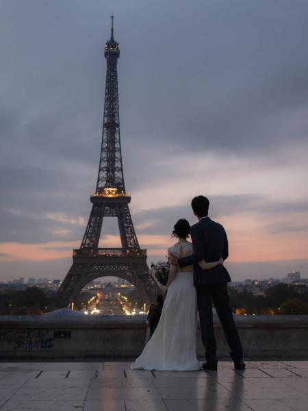 朝焼けのエッフェル塔をバックにトロカデロ広場から