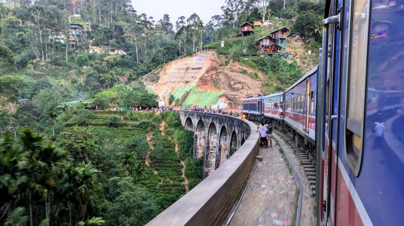 紅茶鉄道に乗車（車窓からのナインアーチズブリッジ）