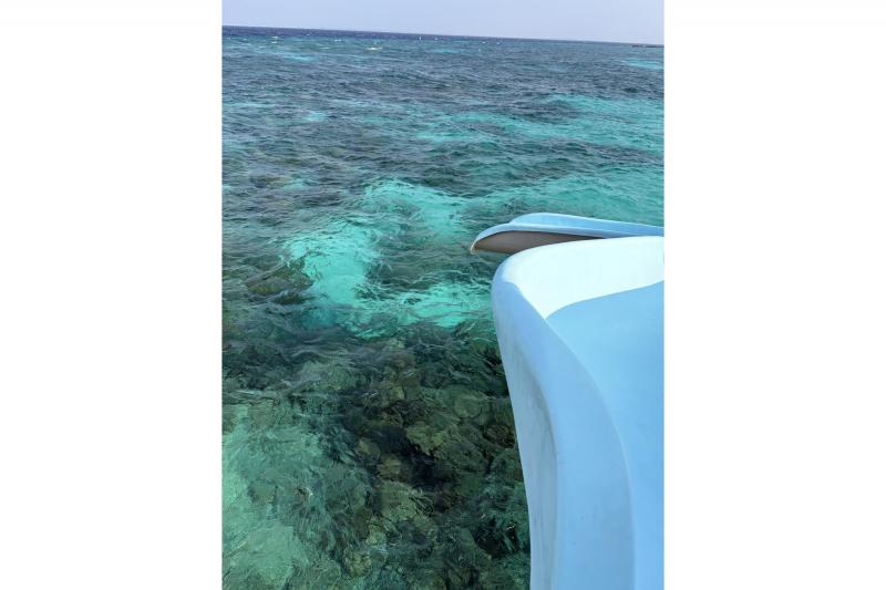 部屋のデッキからの海も本当に鮮やかでした！ 横に写っているのはウォータースライダーです