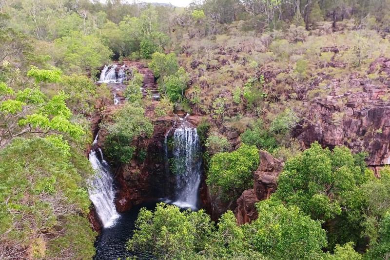 展望エリアから見る、落ち込む滝