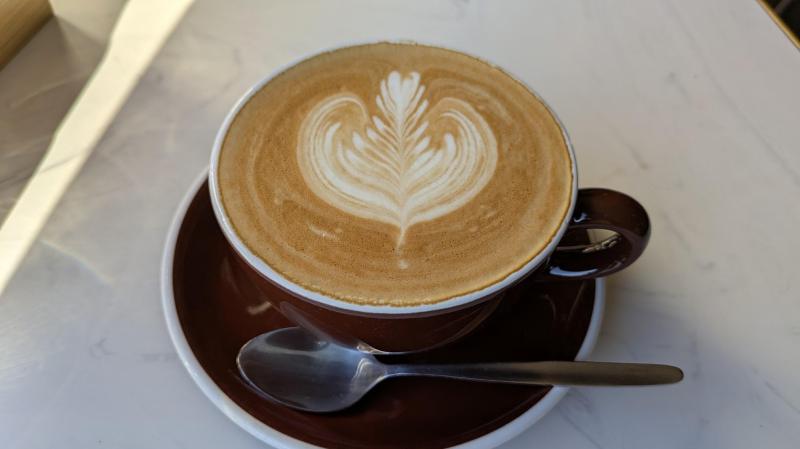 宿泊客以外の方も飲みに来る人気のカフェラテ