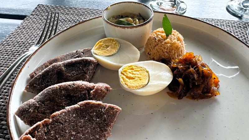 ココナッツチャパティ、豆カレー、ココナッツサンバル、オニオンチャツネ、ゆで卵。ココナッツの優しい甘みが広がりました