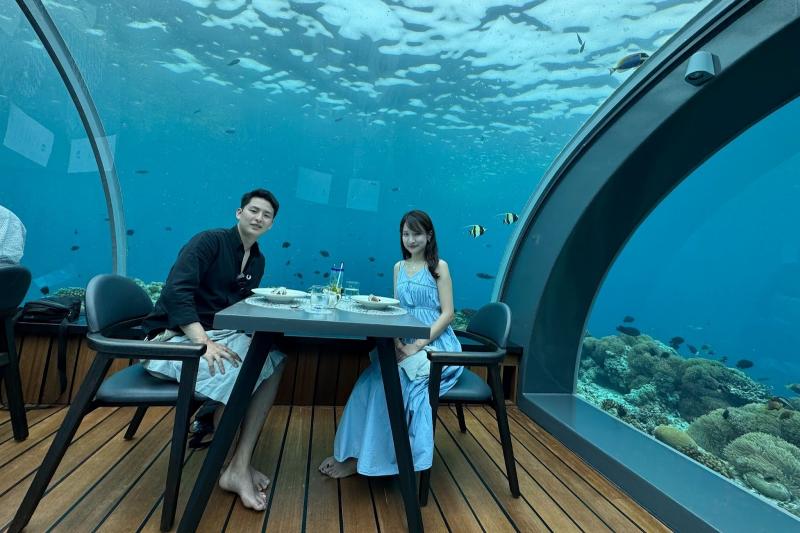 モルディブの水中レストランにて