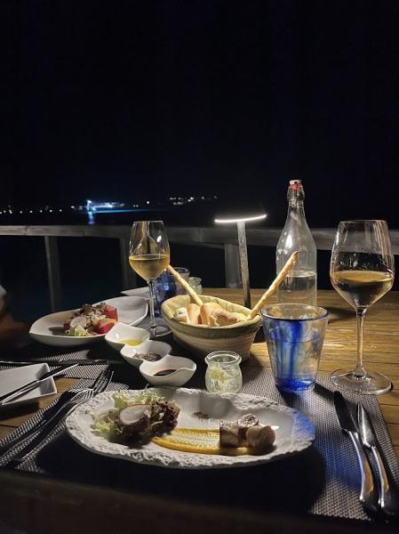 レストラン「ローマ」でのディナー。晴れていたので、星空の下で乾杯