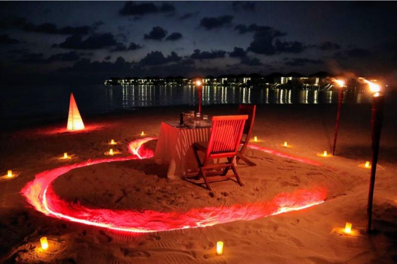 ロマンティックな雰囲気のビーチディナー