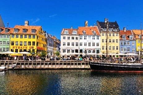 到着地のデンマーク。コペンハーゲンにあるニューハウン。カラフルな街並み