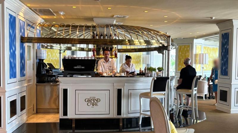 カフェスペース。ここでドリンクを注文して、海を見ながらゆっくり過ごすこともできます。