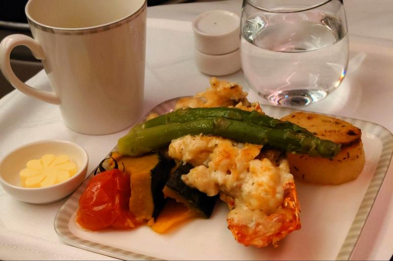 ビジネスクラス機内食で、オマール海老のテルミドールをチョイス