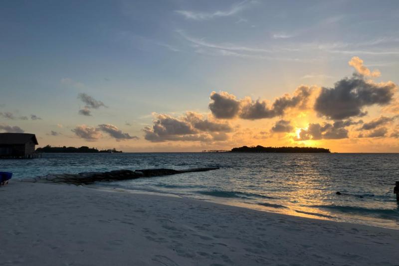 レストラン脇のチェアに座って、沈む夕陽をのんびりと眺めました