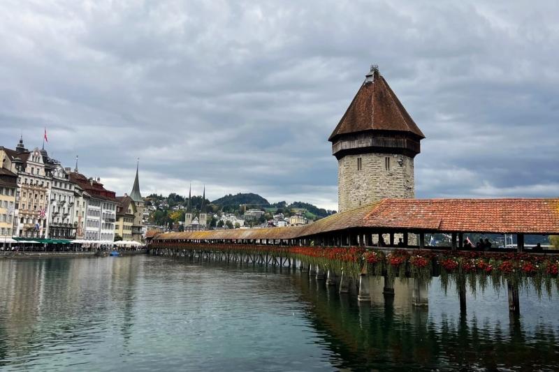ルツェルンです。ラプンツェルのような水辺に浮かんだ橋と、綺麗な街並みに心躍りました