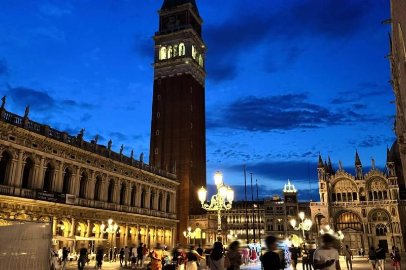 夜のサンマルコ広場 （ベネチア）