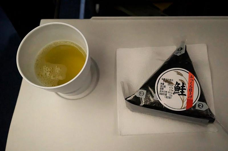 軽食。まわりの海外の方達におにぎりの開け方を聞かれました（笑）