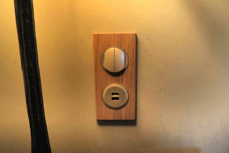 ベッドのサイドテーブルにUSBポートもあり、利便性もよいです