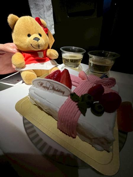 ハネムーンのお祝いのケーキ&シャンパン&テディベア