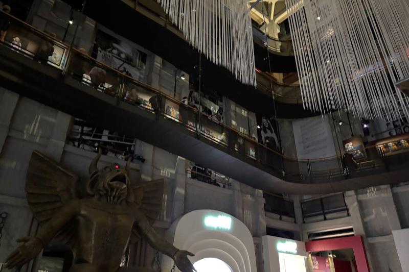 内部はかなり広く、実際に映画の中の世界を体験しているようでした