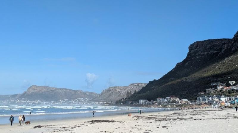 波は高すぎないので、サーフィン入門にも良さそうです