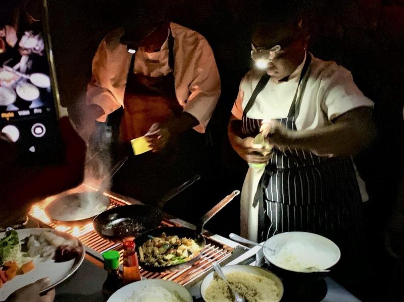 ボマディナー（アフリカ式バーベキュー）では、暗がりの中でライトを頭に付けたスタッフが、チョイスした食材をその場で調理してくれました