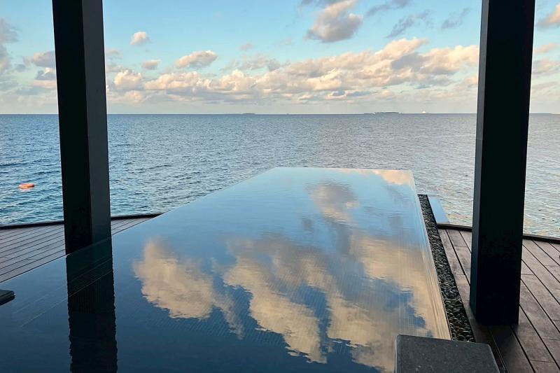 受付を済ますとインフィニティプールが目の前に