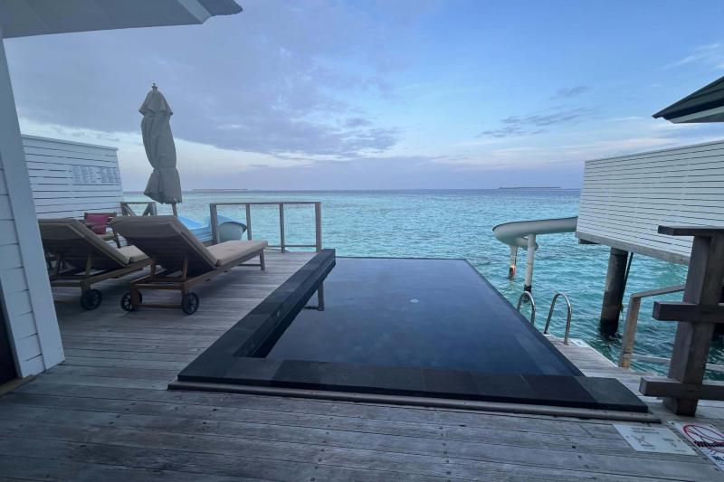 ミニスライダー＆プライベートプール付きの水上ヴィラ 