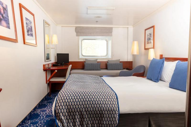 【コスモス・キャビン（海側）】（約14～17㎡）海を望む魅力的な景色を楽しめる、居心地の良い客室です。広さは14～17㎡で、客室タイプにより、ローベッド、ソファベッド、二段ベッドを組み合わせ、2～4名様までご利用いただけます。