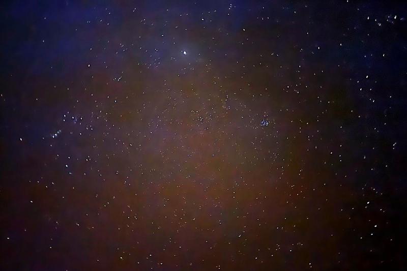 目が覚めて朝4時ごろの様子。満点の星が見えました