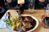 ▶アウグスティナー アム プラッツル夕食に2階席を利用しましたが、少し落ち着いたローカルな雰囲気でおそらく観光客はごく少数。大きなミートボールにジャガイモの付け合わせで、ビールがすすみました（写真：アウグスティナー アム プラッツルのミートボール）。ここのビールもまたうまい！ 