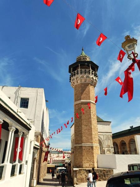 旧市街の中のモスク。ミナレット（塔）と青空が格好いい