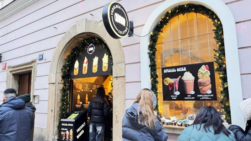 チェコスイーツで有名な「トゥルデルニーク（Trdelník）」。いたる所にお店があったので、スイーツ好きな方には心躍る場所ではないでしょうか♪