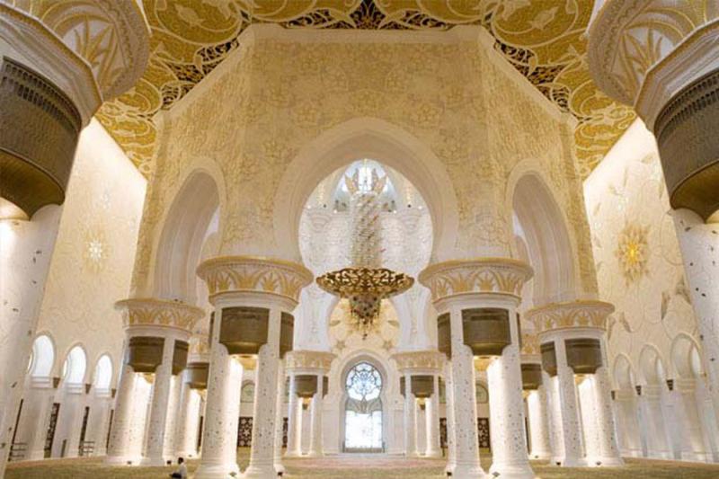 アブダビのグランドモスクの内装(website Abu Dhabiより）