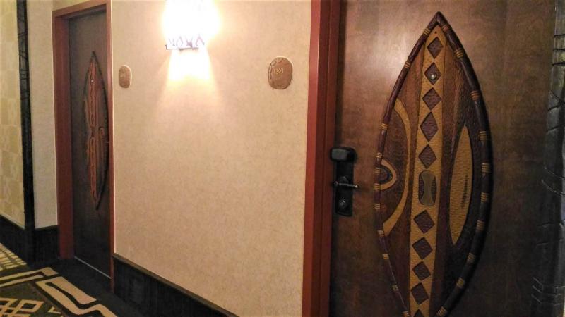 お部屋のドアには木彫りの彫刻が施されていてこれもまたアフリカっぽい！