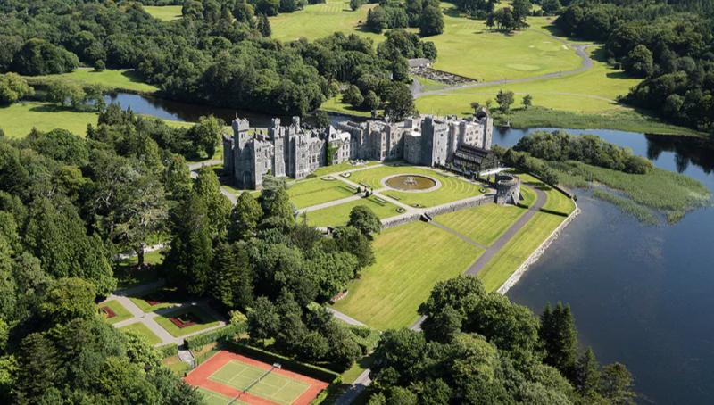 【アシュフォード キャッスル（アイルランド）】「アシュフォード キャッスル（Ashford Castle）」は、アイルランド西部の町コングの郊外に建つ1228年に建てられた古城を利用した5つ星ホテルです。アンティークな調度品の客室はもちろん、館内全体が中世そのままの趣に溢れています。湖のほとりに広がる142ヘクタールの手入れの行き届いた庭園で楽しめるのは、ゴルフやテニスはもちろん、乗馬、鷹狩り、クレー射撃など。「旅人に優しい」と評判のおもてなしの国・アイルランドで、貴族の世界を覗いてみましょう。