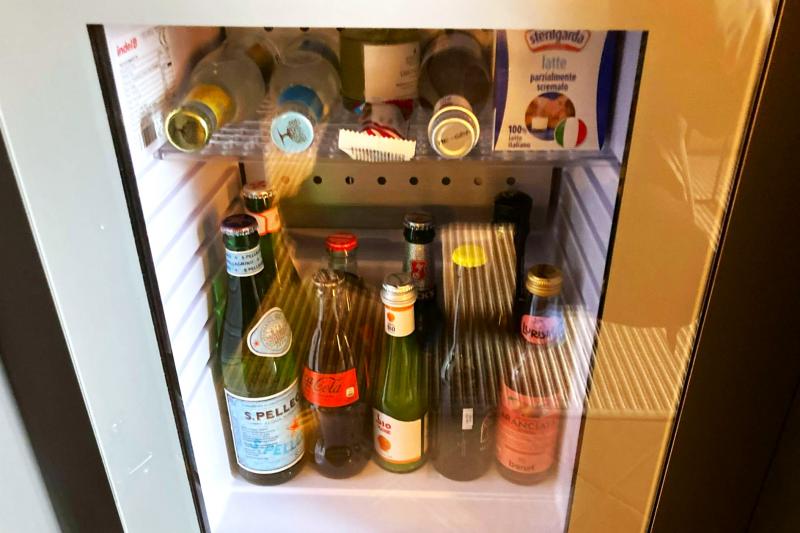 ミニバーの上段の水などは無料、下段のアルコールは有料