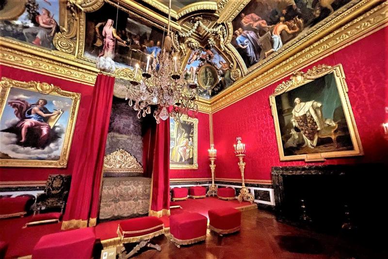 目が覚めるような深紅のヴィロードに包まれた「メルクリウスの間」。ルイ14世の遺体が安置されていた事でも有名なお部屋です