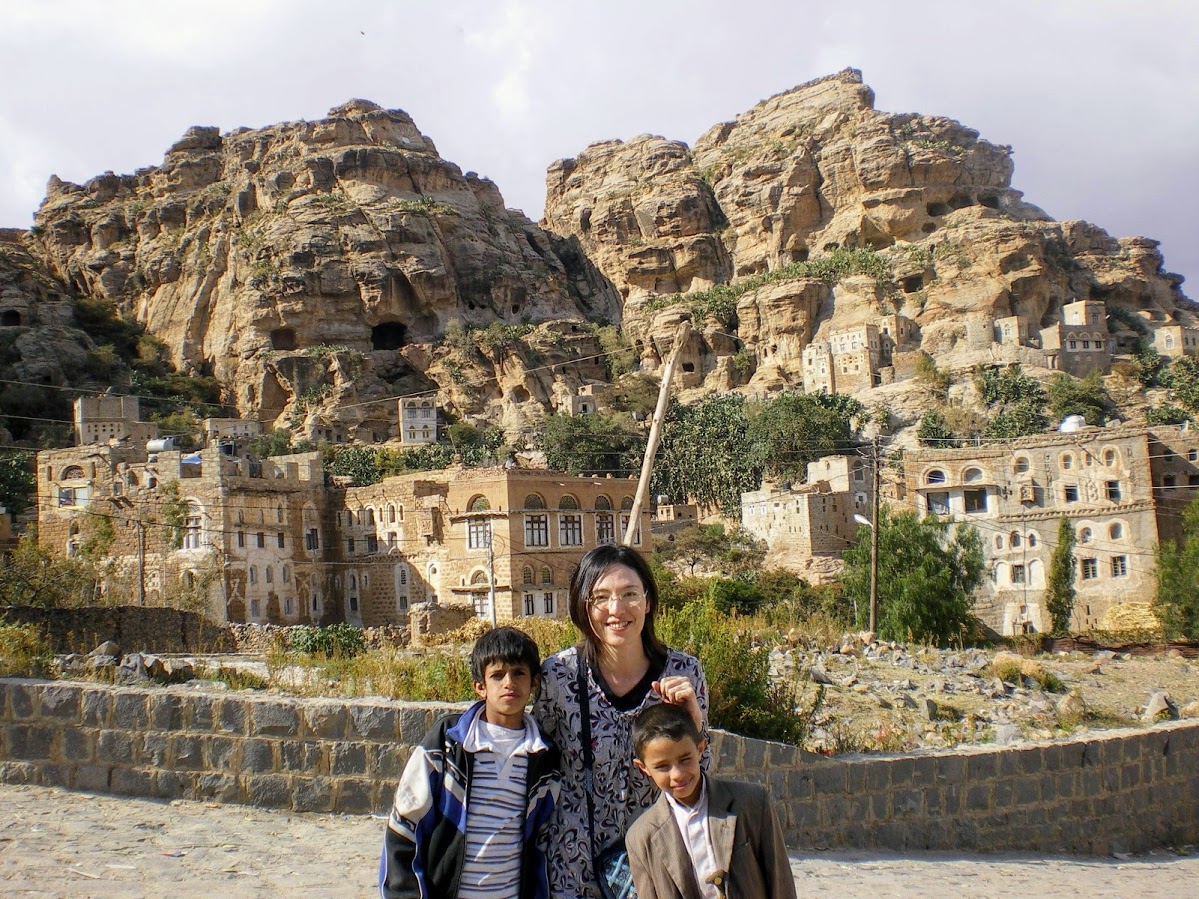 2008年にイエメンを訪れた時の写真です。観光客が珍しくて集まってきた子供たちと。