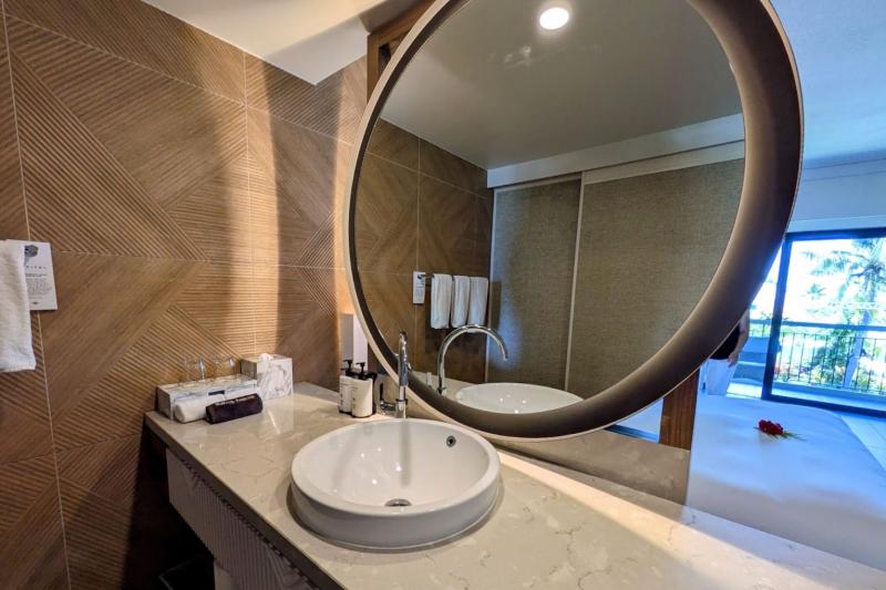 大きく丸い鏡が特徴的ですね！ 反対側も鏡になっていました