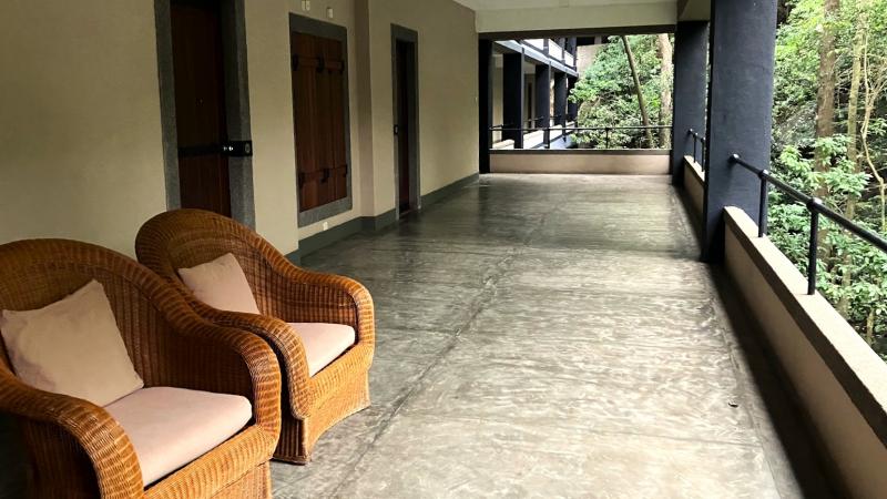 ダンブッラ ウィングは密林に埋もれた雰囲気で洞窟感が満載