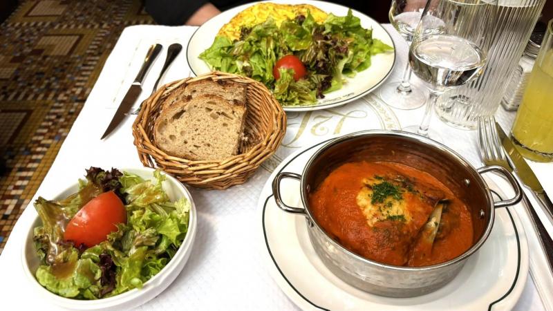 サント シャペル前のレストラン「レ ドゥ パレ（Les Deux Palais）」で食べたオムレツとラザニア（パリ）