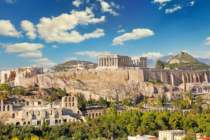 アテネ古代ギリシャの歴史が息づく首都。アクロポリスの丘にそびえるパルテノン神殿では、その荘厳な姿と壮大な歴史に圧倒されます。