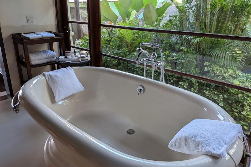 バスタブには枕が！ ついつい長風呂してしまいそうですね