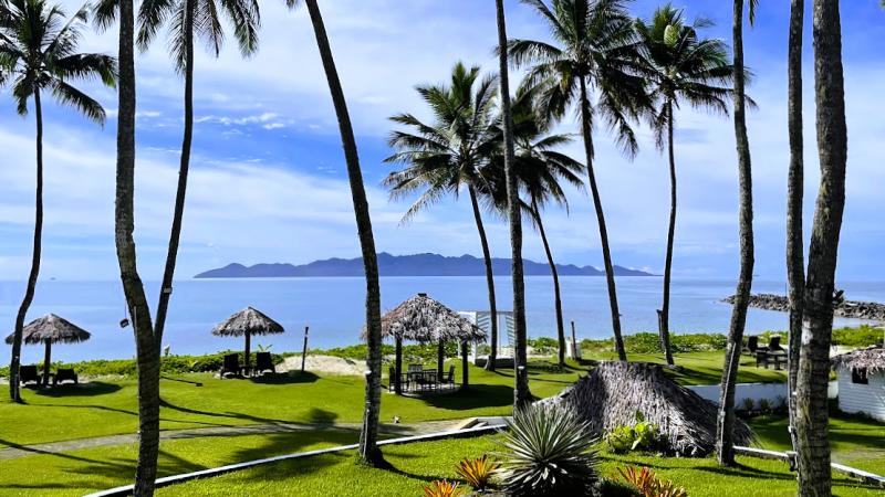 沖合にベンガ島を望めます