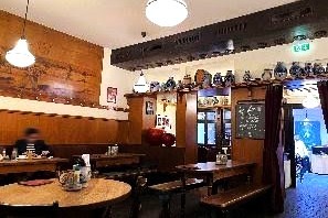 まだ明るい20時前に着いたらまだ空いていました（写真：アドルフ ヴァーグナーの店内）。食事とともに日本でいう青リンゴチューハイみたいな感じの自家製アプフェルワインを何杯もおかわりしました！