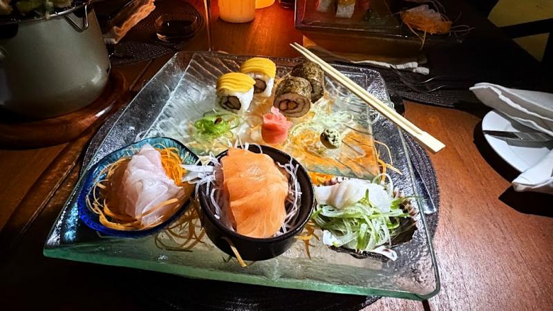世界各国の料理をアラカルトスタイルでお楽しみいただけます。和食メニューもあり、巻寿司と刺身などをいただきました。