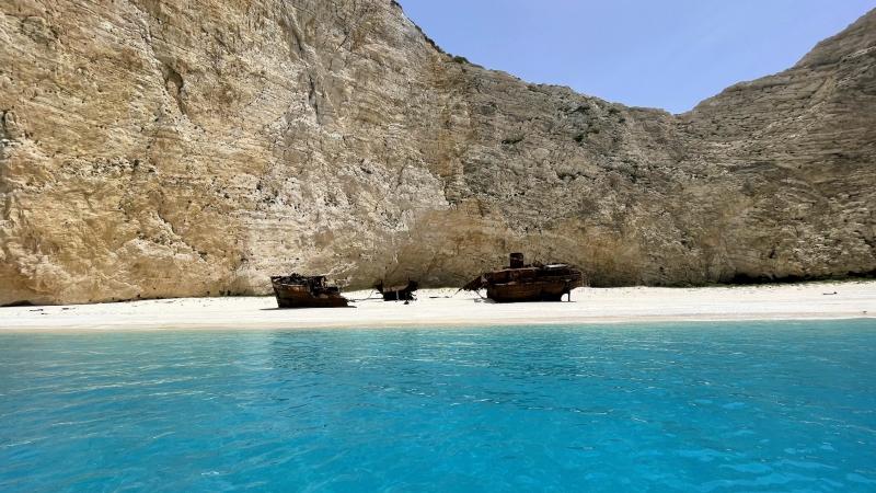 ボート（遊覧船）でのシップレックビーチツアーでは青い海と白い砂浜を間近で見ることができ、感動しました。ボートからのダイブで泳ぐこともでき、とても気持ちよかったです。
