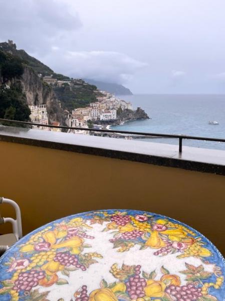 バルコニーには、南イタリアらしく果物の絵がかわいらしいテーブルが